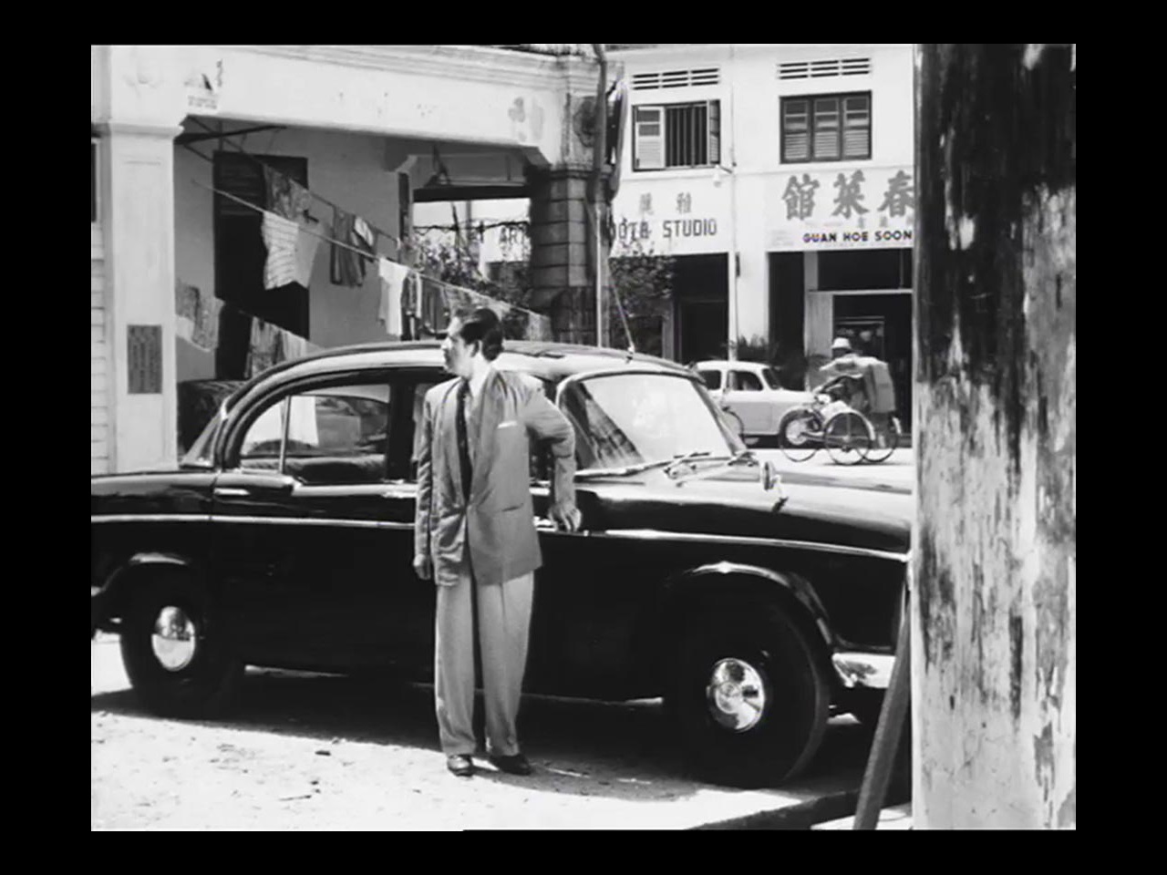 Still from 'Che Mamat Parang Tumpol' (Film source: Asian Film Archive. Courtesy of ©Cathay-Keris Film Pte. Ltd.)
