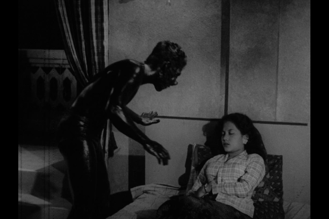 Still from 'Orang Minyak' (Film source: Asian Film Archive. Courtesy of ©Cathay-Keris Film Pte. Ltd.)