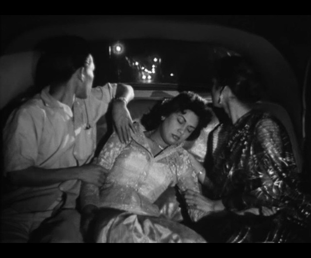 Still from 'Sumpitan Rachun' (Film source: Asian Film Archive. Courtesy of ©Cathay-Keris Film Pte. Ltd.)